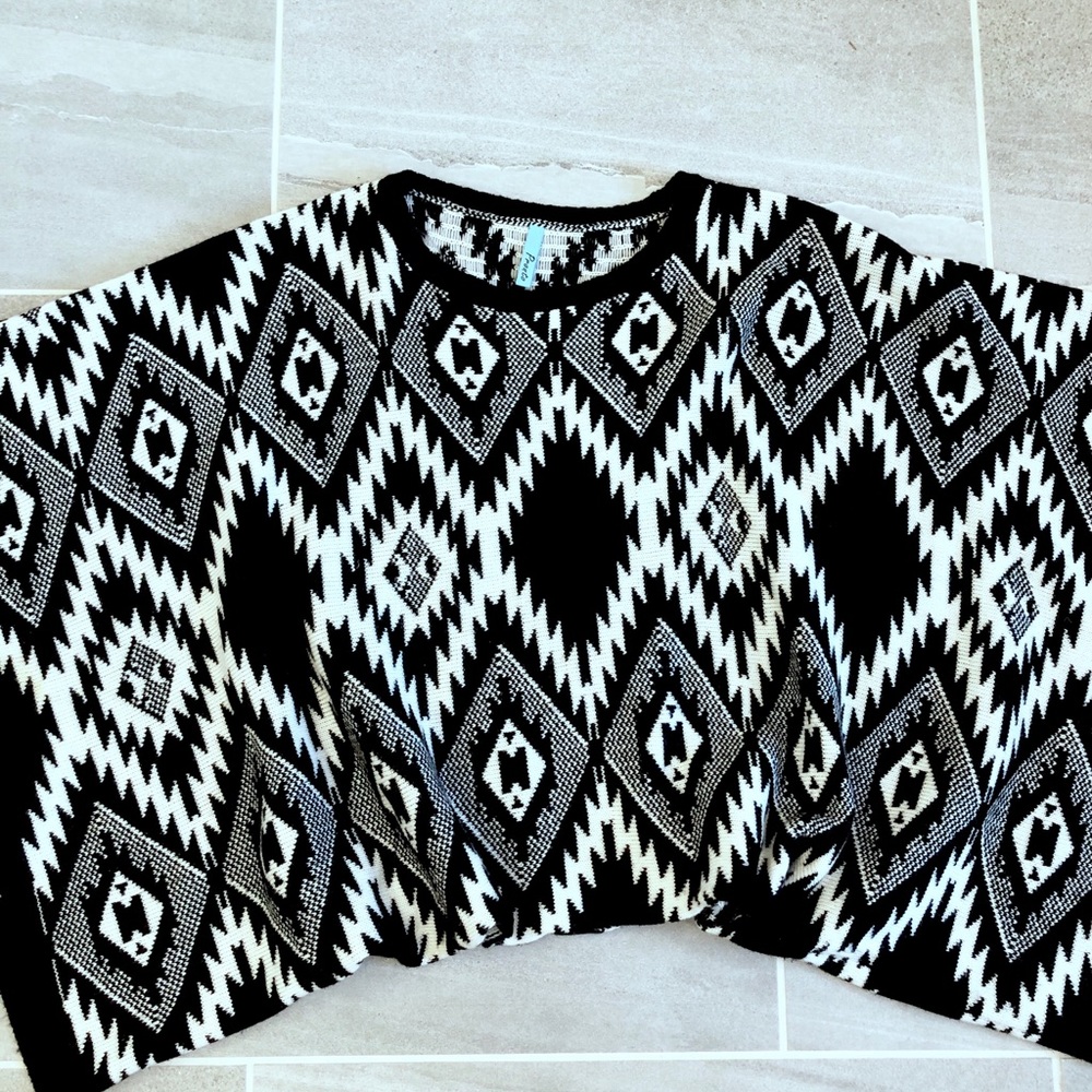 pronto black and white poncho